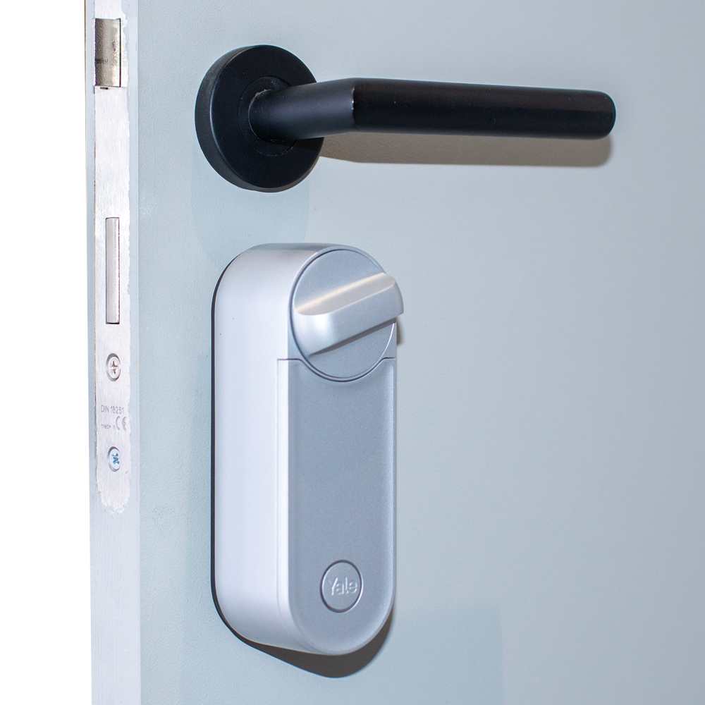 FECHADURA YALE  COM CHAVEIRO INTELIGENTE BLUETOOTH E WIFI (PRATEADO)